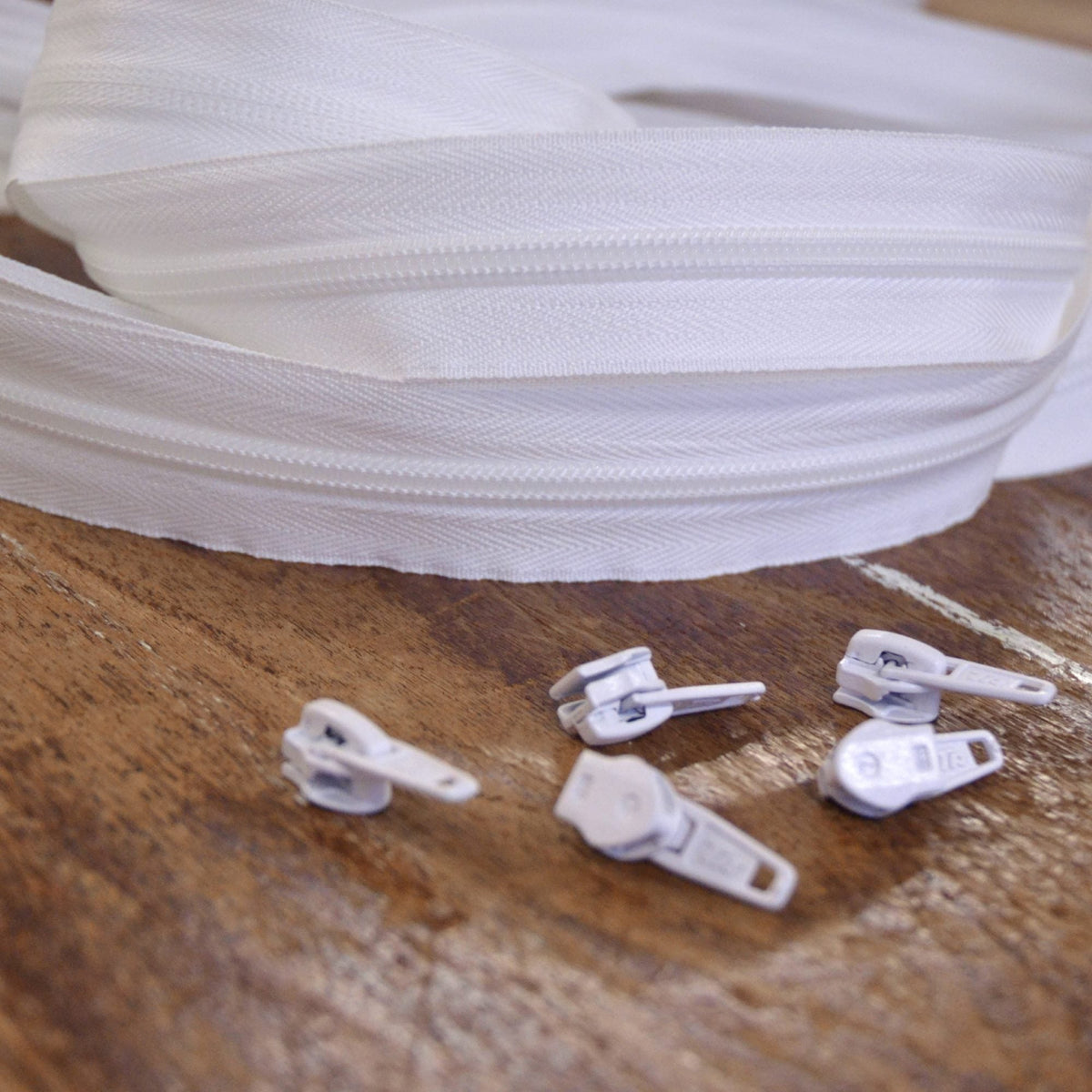 Continuous zip white 6mm teeth on a roll